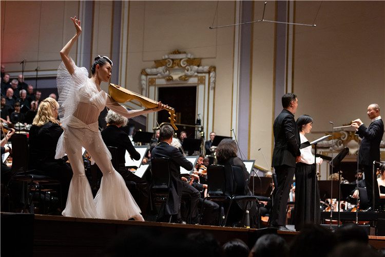 圖8月5日，2023愛丁堡國(guó)際藝術(shù)節(jié)開幕式音樂(lè)會(huì)《慈悲頌》的演出現(xiàn)場(chǎng)。藝術(shù)節(jié)組委會(huì)供圖