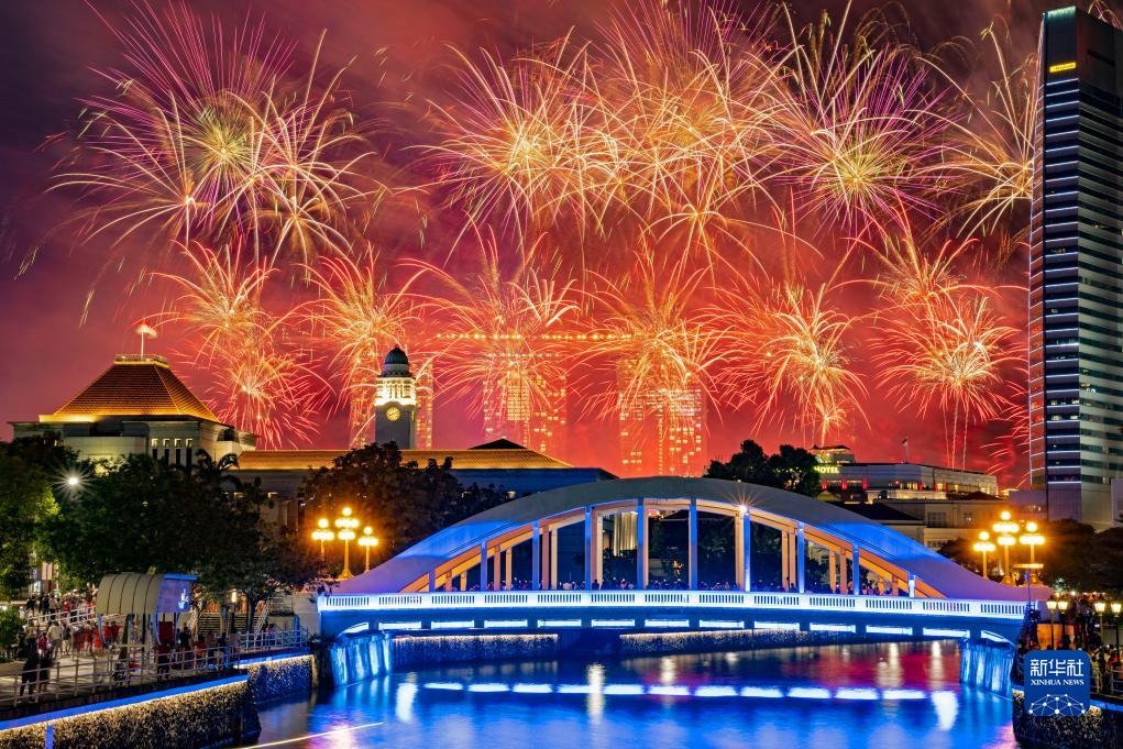 這是8月9日在新加坡國(guó)慶慶典上拍攝的煙花。