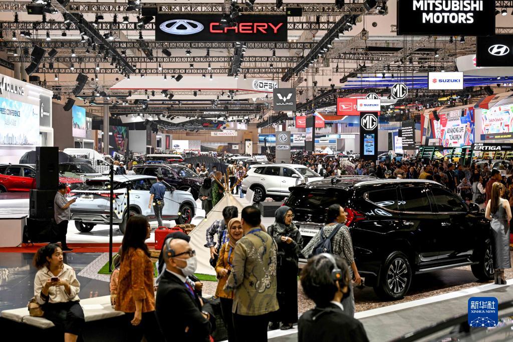 8月10日，在印度尼西亞萬丹省唐格朗的印尼會展中心，人們在2023年印尼國際汽車展上參觀。新華社發(fā)（阿貢攝）