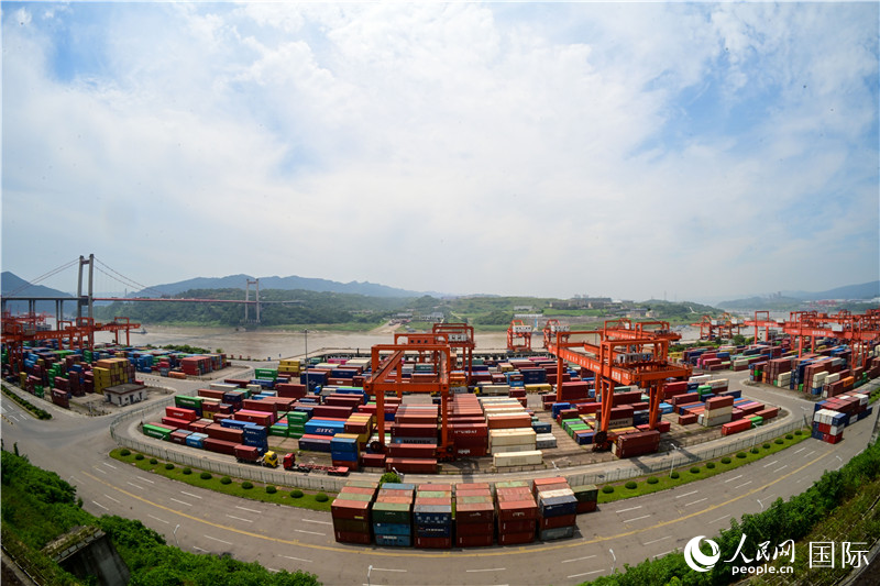 重慶果園港是我國內(nèi)河最大的鐵公水多式聯(lián)運樞紐港，也是西部陸海新通道的重要支點。圖為果園港全貌。人民網(wǎng)記者 苑基榮攝