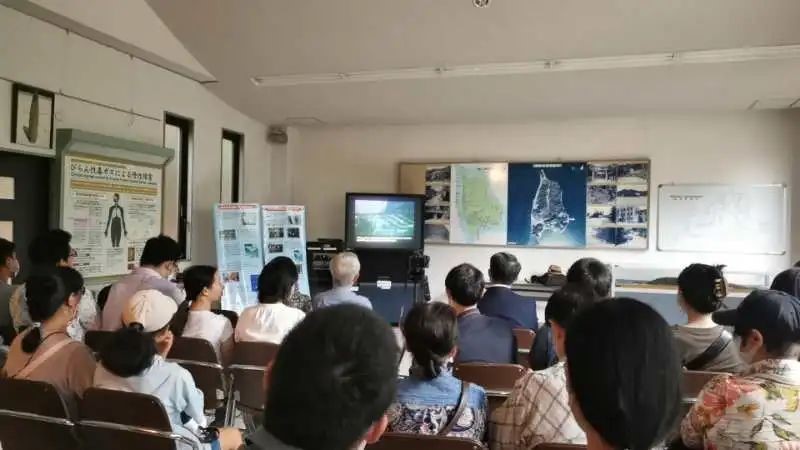 觀看日軍發(fā)動毒氣戰(zhàn)的影像資料。中國駐大阪總領事館供圖