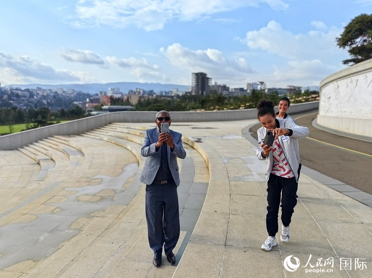 亞的斯亞貝巴友誼廣場的游客與人民網(wǎng)記者互動。人民網(wǎng)記者 陳星星攝