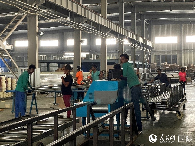 東方工業(yè)園華嘉鋁業(yè)生產(chǎn)車間。人民網(wǎng)記者 趙艷紅攝