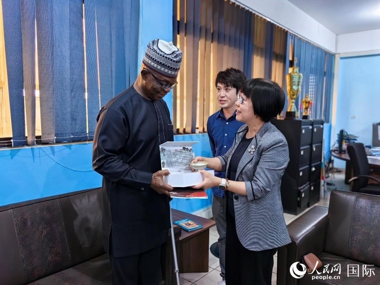 人民網(wǎng)監(jiān)事會主席唐維紅（右一）帶隊(duì)訪問尼日利亞通訊社，與該社總裁布克·龐勒（左一）交流。人民網(wǎng)記者 陳星星攝