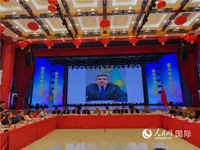 哈外交部駐阿拉木圖副代表拉伊莫夫視頻致辭。人民網(wǎng)記者 李強(qiáng)攝