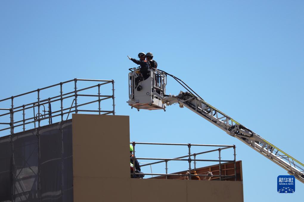 9月1日，在日本神奈川縣相模原市，消防員演練用消防云梯車救下被困高樓的民眾。9月1日是日本防災(zāi)日。當(dāng)天，日本中央政府及多個都縣市舉行了防災(zāi)演練，以提高大規(guī)模災(zāi)害發(fā)生時防災(zāi)機構(gòu)和市民迅速應(yīng)對的能力。新華社記者 楊光 攝