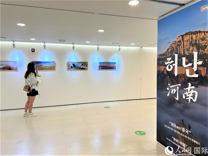 2.民眾參觀“看九曲黃河 聽華夏故事”主題展。人民網(wǎng)記者 馬菲攝