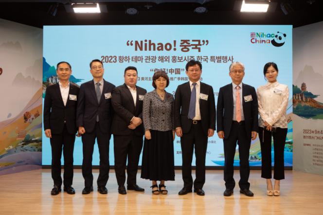 1.“你好！中國(guó)”2023黃河主題旅游海外推廣季韓國(guó)專場(chǎng)活動(dòng)5日在首爾舉行，圖為現(xiàn)場(chǎng)嘉賓合影。中國(guó)駐首爾旅游辦事處供圖