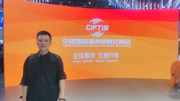 9月2日，梁家僖在國家會議中心拍照留念。受訪者供圖