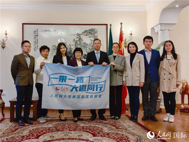 胡長春大使、駐非盟使團(tuán)工作人員與人民網(wǎng)記者合影。