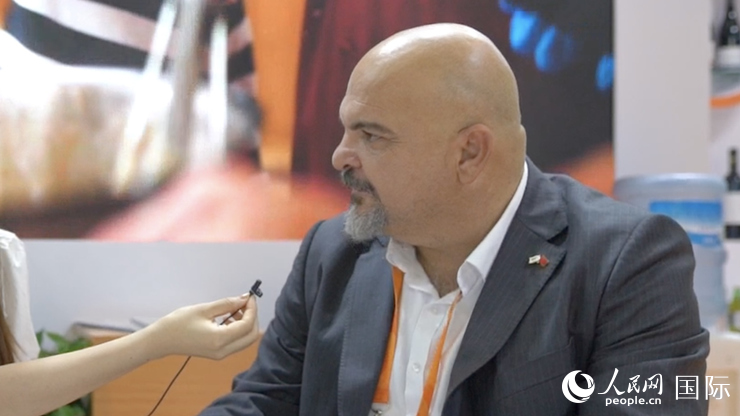 塞浦路斯首席經(jīng)濟(jì)商務(wù)參贊歐陽(yáng)路接受記者采訪。人民網(wǎng) 王禹蘅攝