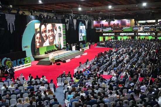 9月4日，在肯尼亞內(nèi)羅畢，與會(huì)代表參加首屆非洲氣候峰會(huì)開(kāi)幕式。新華社記者 韓旭 攝