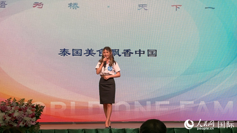 榮獲世界大學(xué)生中文比賽亞洲冠軍的泰國(guó)選手。人民網(wǎng)記者 孫廣勇攝