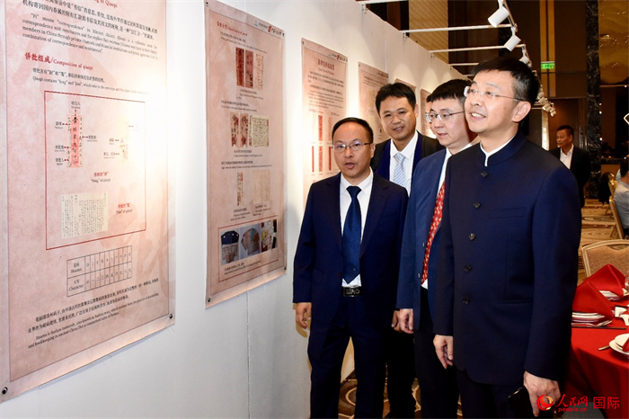 中國駐菲律賓大使館臨時代辦周志勇參觀“跨山越海兩地情”菲律賓主題僑批展。人民網(wǎng)記者 樊帆攝