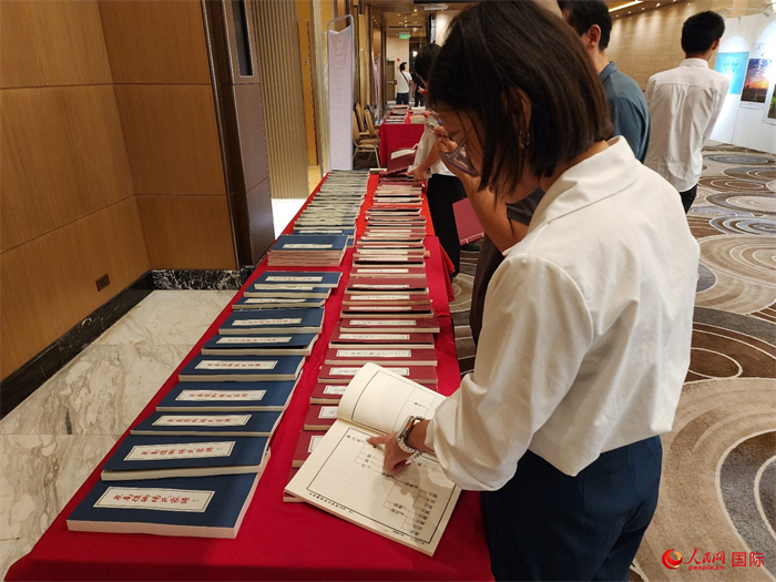 現(xiàn)場嘉賓參觀“根脈尋蹤”泉州百個家族移民菲律賓族譜展。人民網(wǎng)記者 樊帆攝