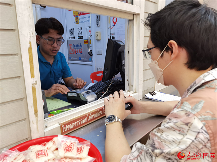 市民在活動(dòng)現(xiàn)場捐贈(zèng)善款。人民網(wǎng)記者 白元琪攝