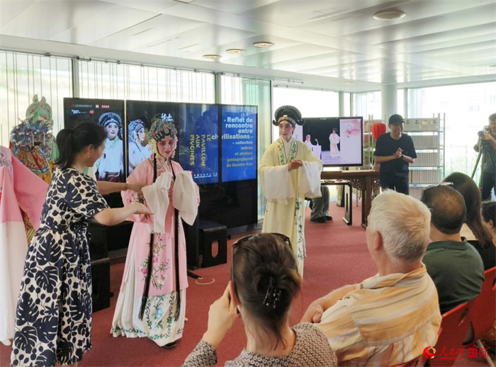 戲迷在昆曲雅集及教學(xué)工作坊活動(dòng)現(xiàn)場(chǎng)體驗(yàn)昆曲藝術(shù)。人民網(wǎng)記者 尚凱元攝