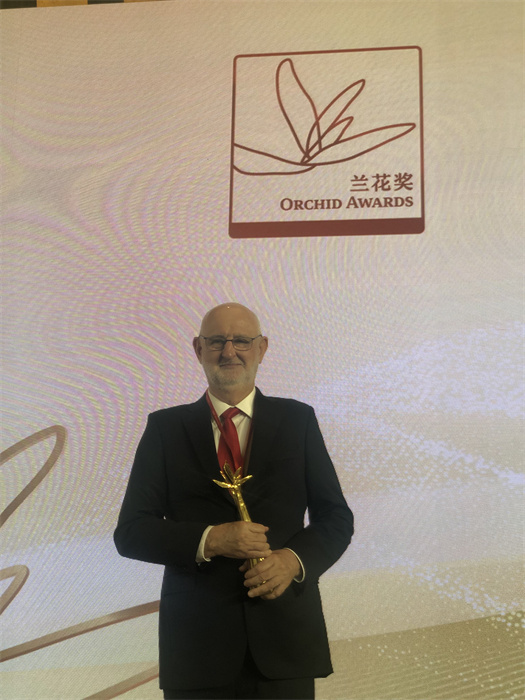 保利諾教授在頒獎(jiǎng)典禮現(xiàn)場(chǎng)。 巴西圣保羅州立大學(xué)孔子學(xué)院供圖。