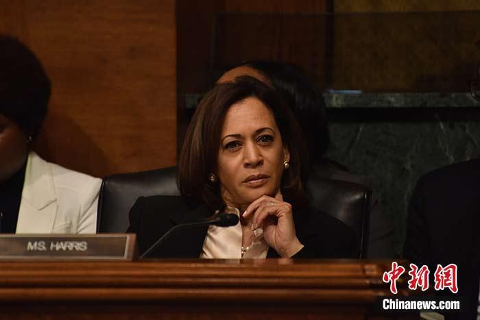 當(dāng)?shù)貢r(shí)間8月11日，美國(guó)前副總統(tǒng)、已經(jīng)鎖定民主黨總統(tǒng)候選人提名的拜登選定聯(lián)邦參議員卡瑪拉·哈里斯為其競(jìng)選搭檔、民主黨副總統(tǒng)候選人。哈里斯成為美國(guó)歷史上首位被提名為副總統(tǒng)候選人的非裔女性。圖為哈里斯此前出席國(guó)會(huì)聽證會(huì)(資料圖)。<a target='_blank' href='/'><p  align=