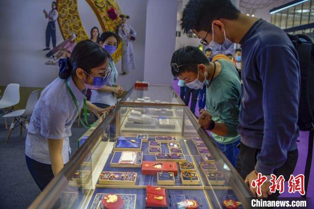 資料圖：民眾選購(gòu)金飾品。駱云飛 攝