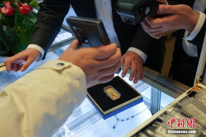 資料圖：顧客在現(xiàn)場(chǎng)掃碼購(gòu)買冰雪競(jìng)技金條。 <a target='_blank' href='/'><p  align=