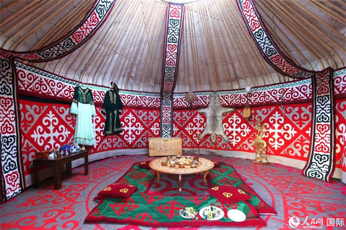 活動(dòng)現(xiàn)場展示了哈薩克斯坦的氈房。人民網(wǎng)記者 楊倩攝