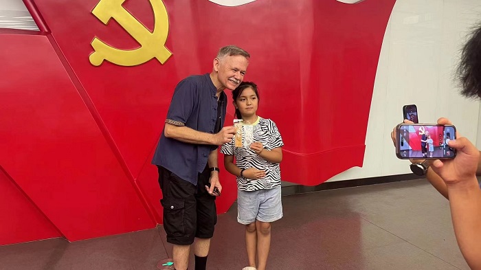 潘維廉和志愿講解員紀念合影。主辦方供圖