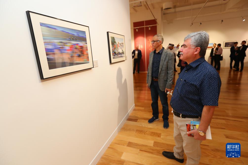 9月18日，人們?cè)诳ㄋ柖喙⒂^“你好，北京”攝影展。新華社記者隋先凱攝
