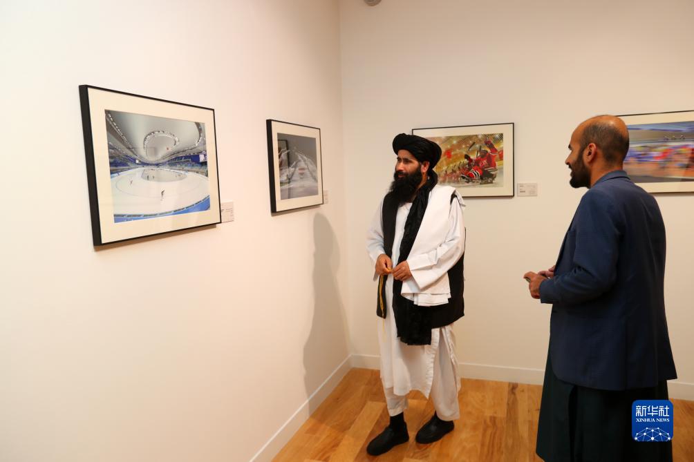 9月18日，人們?cè)诳ㄋ柖喙⒂^“你好，北京”攝影展。新華社記者隋先凱攝