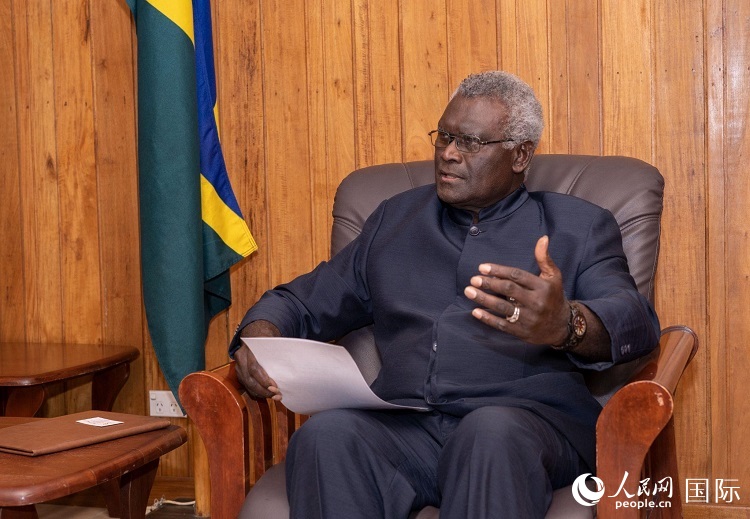 2023年9月14日，所羅門群島總理梅納西·索加瓦雷在首都霍尼亞拉接受人民網(wǎng)記者專訪。（人民網(wǎng) 賀吉攝影 ）