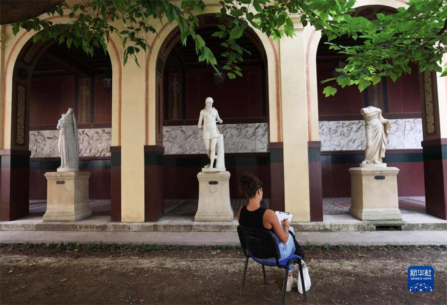 9月17日，在法國(guó)巴黎國(guó)立高等美術(shù)學(xué)院舉行的歐洲遺產(chǎn)日活動(dòng)上，參觀者參與繪畫創(chuàng)作和體驗(yàn)。新華社記者 高靜 攝