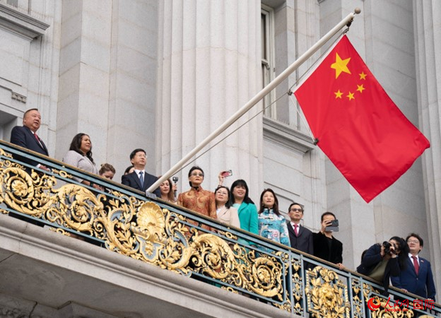 當(dāng)?shù)貢r(shí)間9月29日，中國(guó)駐舊金山總領(lǐng)事張建敏與舊金山市長(zhǎng)倫敦·布理德一起在舊金山市政廳陽(yáng)臺(tái)升起中國(guó)國(guó)旗，慶祝中華人民共和國(guó)成立74周年。人民網(wǎng)記者 鄧圩攝