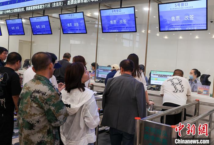 9月21日，旅客在北京站售票大廳內(nèi)購買火車票。當日，鐵路部門開始發(fā)售10月5日火車票。國鐵集團發(fā)布數(shù)據(jù)顯示，9月13日至20日已發(fā)售火車票1.5億張。鐵路部門將在9月27日至10月1日、10月4日至7日增開200列夜間高鐵，車票已陸續(xù)開始發(fā)售，盡最大努力滿足旅客出行需求。 <a target='_blank' href='/'><p  align=