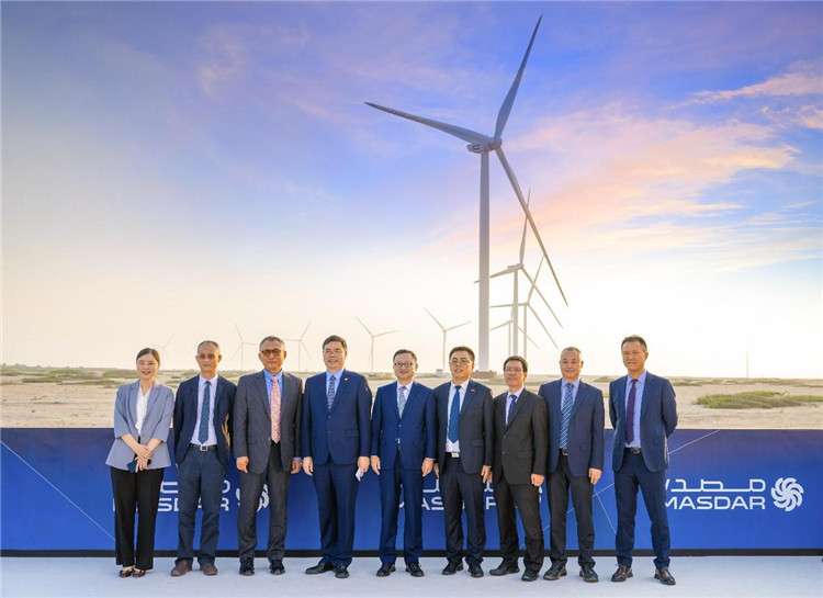 中方建設(shè)者在風(fēng)電場合影。中國電建供圖