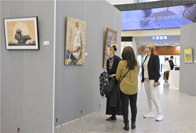 各國外交官在在欣賞中國藝術(shù)家作品。中國常駐維也納代表團(tuán)供圖