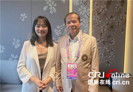 　　△柬埔寨國家奧委會(huì)主席、柬埔寨亞運(yùn)代表團(tuán)團(tuán)長唐坤（右）接受記者采訪