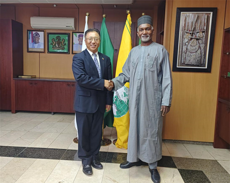駐尼日利亞大使崔建春（左）會見尼外長圖加爾。駐尼使館供圖