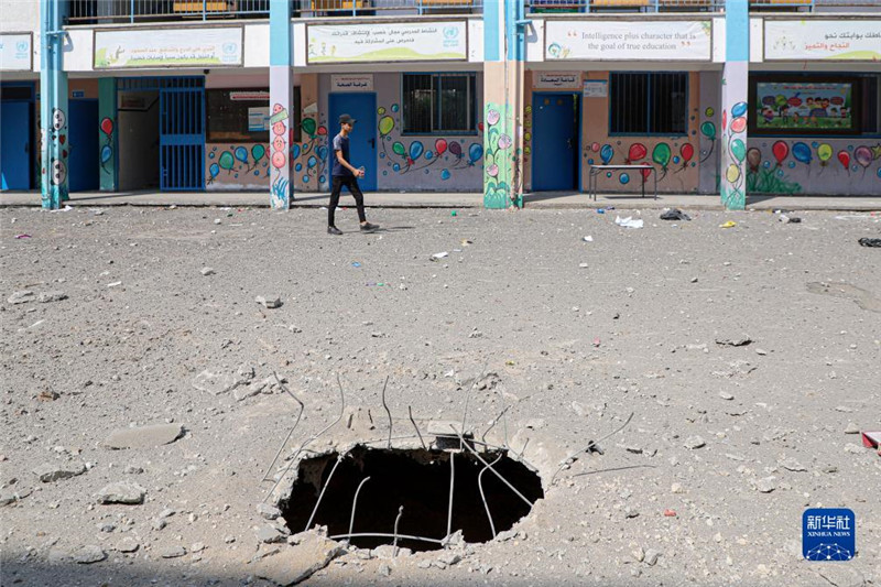 這是10月8日在加沙城一所學(xué)校拍攝的以色列空襲對地面造成的破壞。新華社發(fā)（里澤克·阿卜杜勒賈瓦德攝）