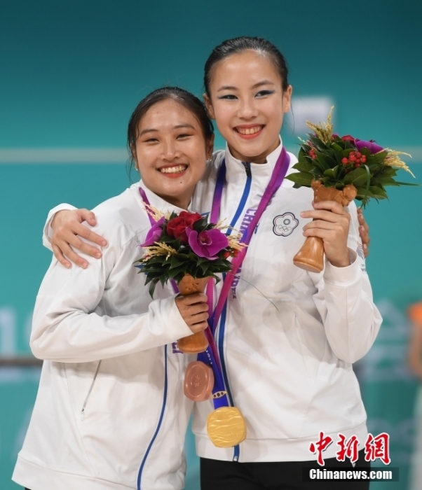 10月7日，杭州第19屆亞運會輪滑項目女子花樣輪滑單人滑長節(jié)目決賽在錢塘輪滑中心舉行。結合短節(jié)目決賽成績，中國臺北選手洪筱晴(左)以94.38分的總成績奪得女子花樣輪滑單人滑冠軍，中國臺北選手張致如(右)獲得季軍。<a target='_blank' href='/'><p  align=