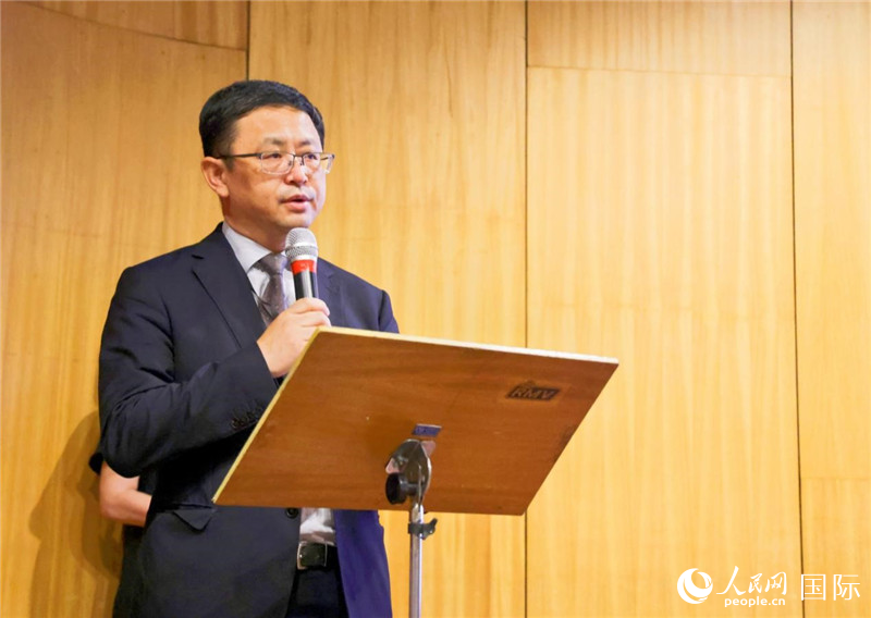 中國駐里約熱內(nèi)盧總領事館商務參贊徐元勝發(fā)表致辭。人民網(wǎng)記者 陳海琪攝