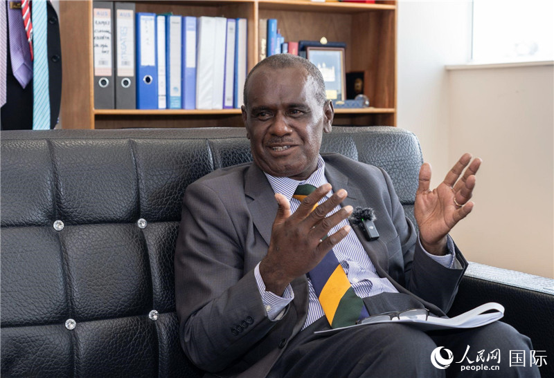 2023年9月13日，所羅門群島外交部長杰里邁亞·馬內(nèi)萊在首都霍尼亞拉接受人民網(wǎng)記者專訪。人民網(wǎng) 賀吉攝