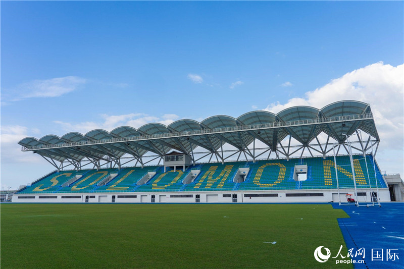 2023年9月12日，位于所羅門群島首都霍尼亞拉的由中土公司承建的中國援所羅門群島2023年太平洋運(yùn)動會體育場館。人民網(wǎng) 賀吉攝