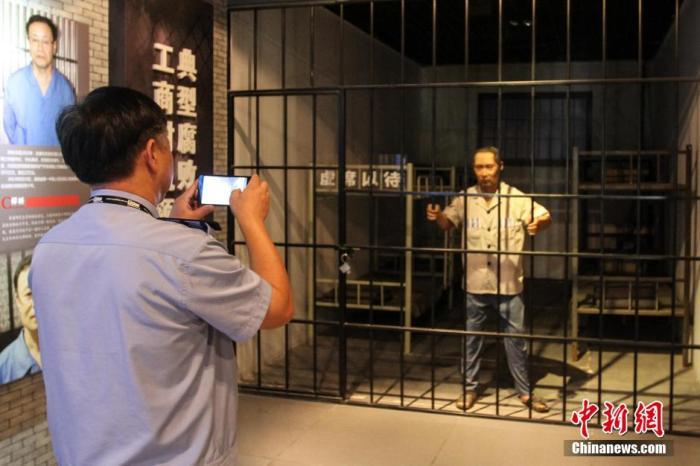 資料圖：2015年10月，海南省公安廳組織黨員干部前往反腐倡廉警示教育基地參觀受教。洪堅鵬 攝