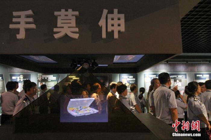 資料圖：2015年10月，海南省公安廳組織黨員干部前往反腐倡廉警示教育基地參觀受教。洪堅鵬 攝