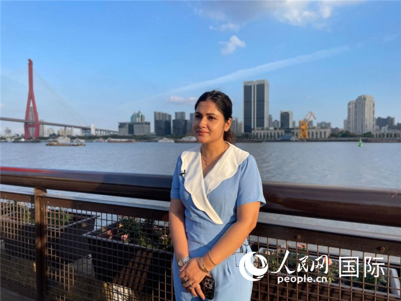 孟加拉國(guó)Channel24電視頻道主持人伊斯拉特·阿敏在上海市楊浦濱江接受采訪。 人民網(wǎng)記者 張榮攝