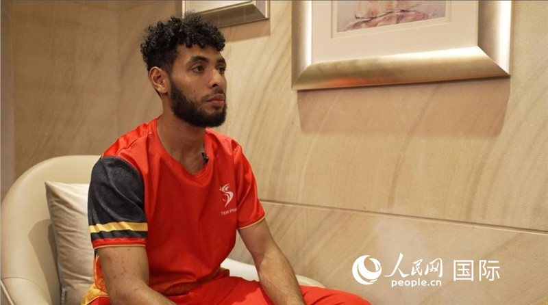 巴布亞新幾內(nèi)亞乒乓球國(guó)家隊(duì)隊(duì)員杰弗瑞·羅伊接受采訪。 人民網(wǎng) 彭昱凱攝