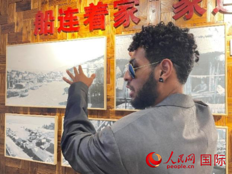 巴布亞新幾內(nèi)亞乒乓球國(guó)家隊(duì)隊(duì)員羅伊在福建省寧德市下歧村參觀。人民網(wǎng)記者 張榮攝