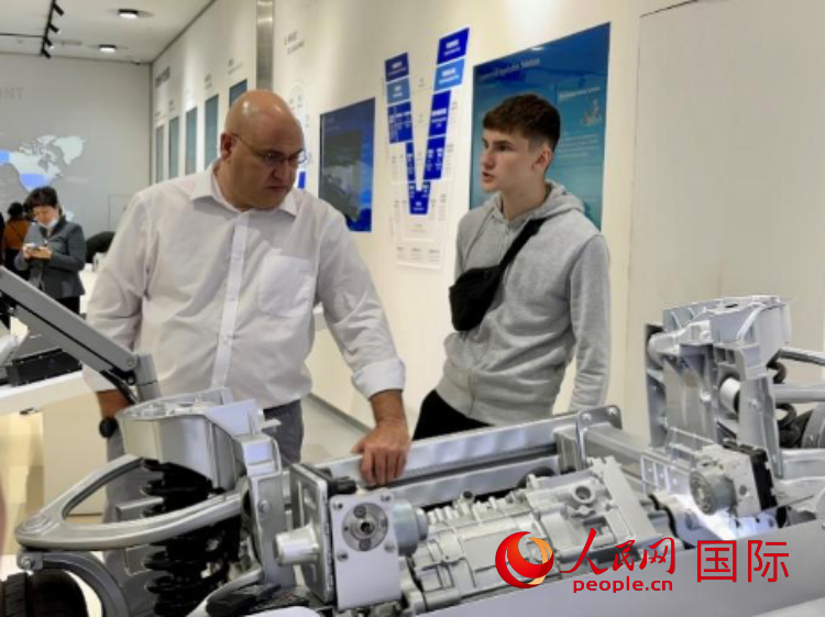 馬耳他瑪格麗特中學(xué)“中國(guó)角”的學(xué)生父親誒特伯特·斯肯布里參觀福建省寧德市寧德時(shí)代新能源科技股份有限公司。 人民網(wǎng)記者 周雨攝