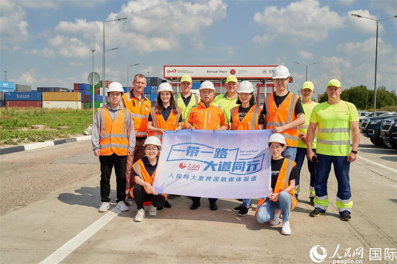 人民網(wǎng)記者在莫斯科別雷拉斯特物流中心采訪。