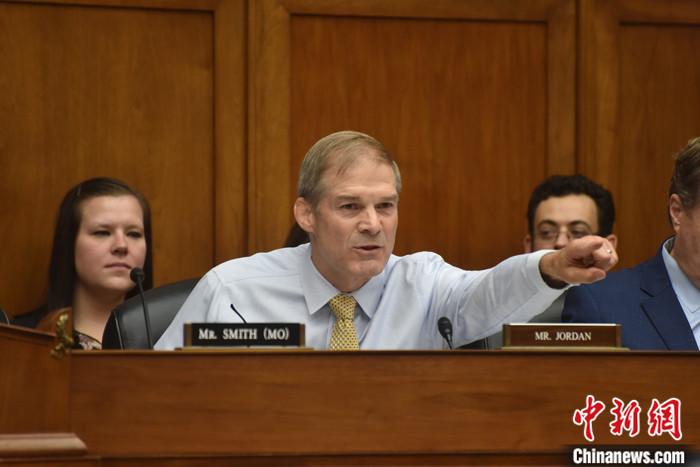 當?shù)貢r間10月13日，美國國會眾議院共和黨人就議長候選人再次進行黨內投票，眾議院司法委員會主席吉姆·喬丹獲得黨內提名。圖為喬丹今年9月在眾議院監(jiān)督和問責委員會聽證會上發(fā)言。 <a target='_blank' href='/'><p  align=